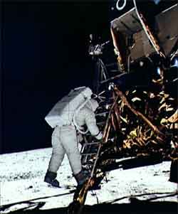 Первый шаг Эдвина Олдрина на поверхность Луны