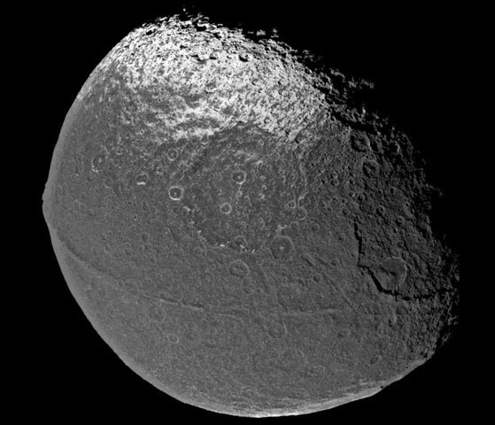 Япет, декабрь 2004 (снимок Cassini)