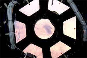 Купол, установленный на МКС 17 февраля 2010 (вид на Землю изнутри)
