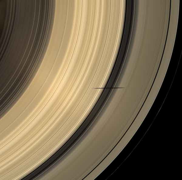 РўРµРЅСЊ СЃРїСѓС‚РЅРёРєР° РЎР°С‚СѓСЂРЅР° РњРёРјР°СЃР° РЅР° РєРѕР»СЊС†Р°С… 8 Р°РїСЂРµР»СЏ 2009 (С„РѕС‚Рѕ Cassini)