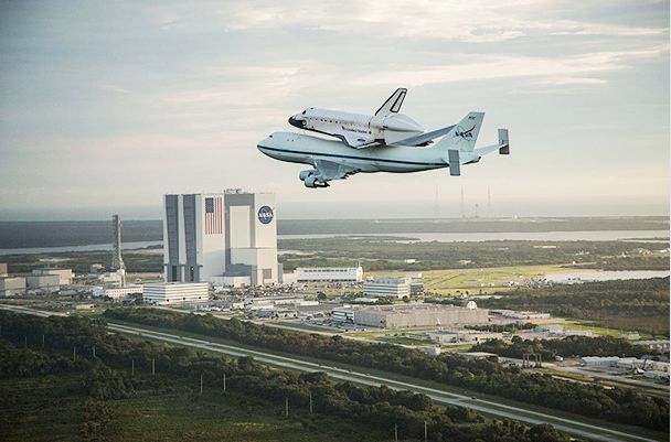 Последний полет шаттла Endeavour над космодромом космического центра имени Кеннеди (KSC) шт. Флорида 19 сентября 2012