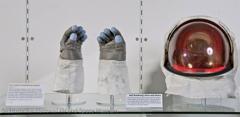 перчатки и шлем Армстронга, которые он использовал на Луне