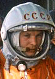 Ю.А. Гагарин перед посадкой в кабину "Востока" 12.04.61