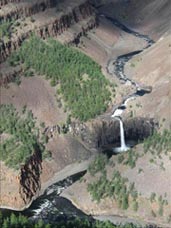 Р.Канда впадает в Хибарбу 42-метровым водопадом, несколько отстоящим от устья (69, 16'N, 96, 15'E)