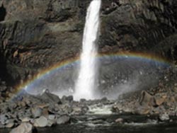 Радуга через ущелье от 108-метрового водопада р. Канда - прекрасное зрелище!