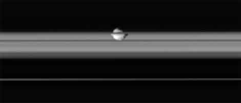 кадр из анимации пролета "Кассини" мимо спутника Пан