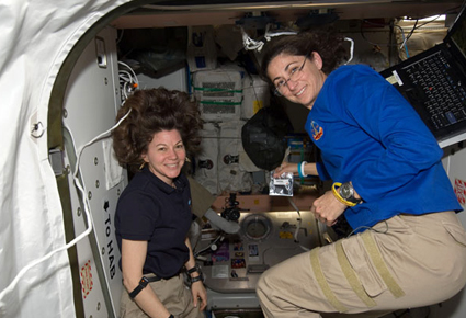 Бортинженер 26-й экспедиции на МКС Кади Коллеман (Cady Coleman) (слева) и специалист по программе полета STS-133 Николь Скотт (Nicole Stott)