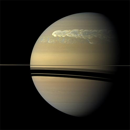 Гигантский шторм в северном полушарии Сатурна окружил всю планету. 25 февраля 2011