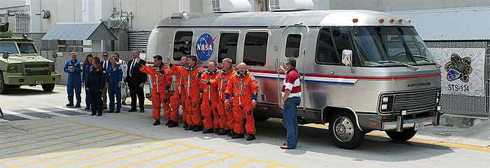 Экипаж Endevour в миссии STS-134 перед стартом