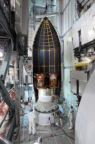 Зонды GRAIL помещены в обтекатель полезного груза ракеты-носителя