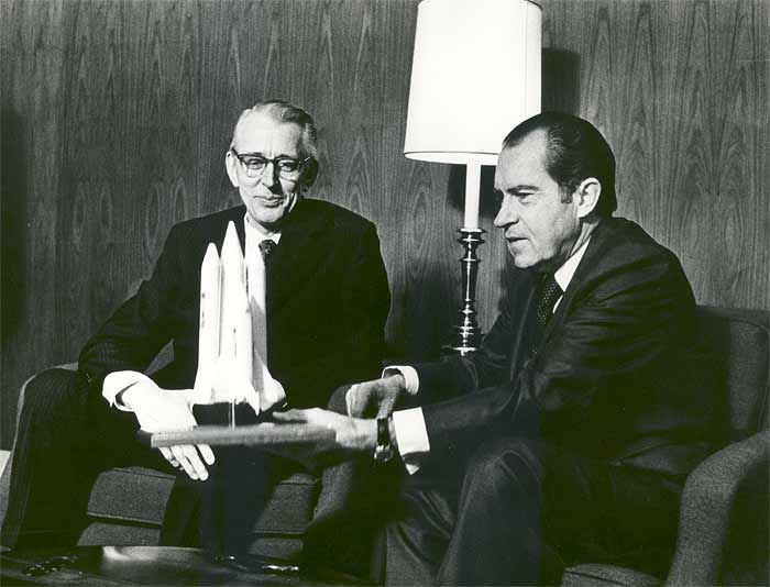 Ричард M. Никсон (Richard M. Nixon) и д-р Джеймс Флетчер (James C. Fletcher) 5 января 1972