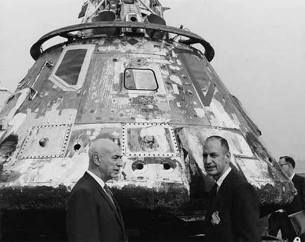 Роберт Гилрут (Robert Gilruth) и Джордж Лоу (George Low) перед спускаемым аппаратом командного модуля "Аполлона", 1968