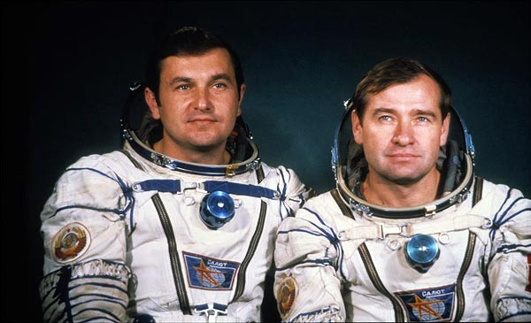 Советские космонавты Владимир Титов и Геннадий Стрекалов перед стартом КК 'Союз Т-9' 26 сентября 1983 года.