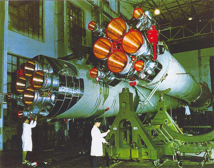 Начало сборки пакета Р-7 в монтажно-испытательном корпусе (МИК)