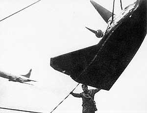 "БОР-4" - в наших надежных руках. На заднем плане - низколетящий австралийский самолет-разведчик Р-3С "Орион"
